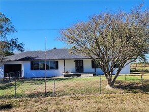 12877 E State Hwy 21 in Bryan, TX - Foto de edificio - Building Photo