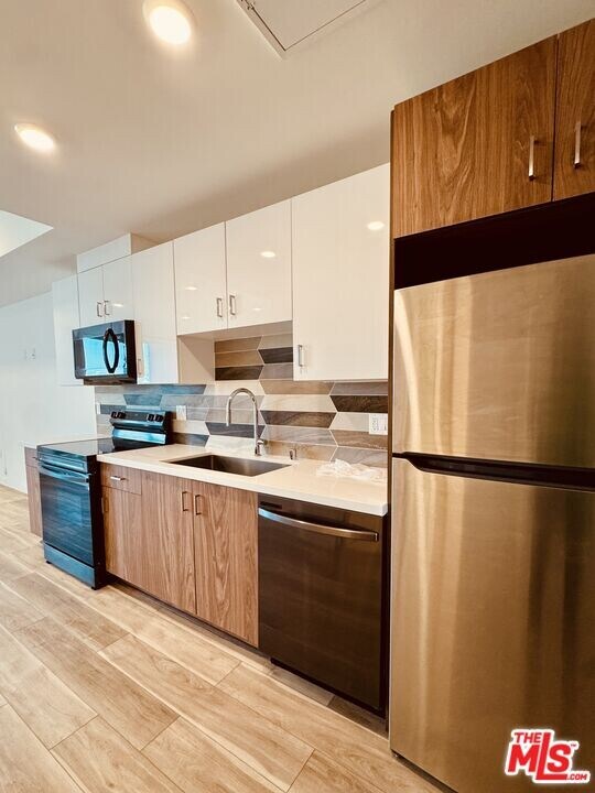 252 N Hoover St in Los Angeles, CA - Building Photo