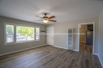 211 N Jefferson St in Cloverdale, CA - Building Photo - Building Photo