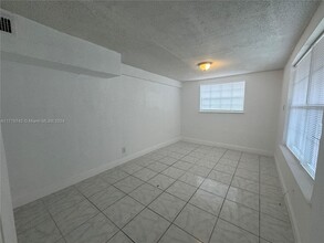 5819 Moseley St in Hollywood, FL - Foto de edificio - Building Photo