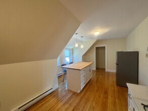 82 Thurston St, Unit 4 in Somerville, MA - Building Photo - Building Photo