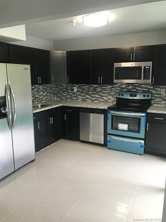 671 NE 195th St in Miami, FL - Building Photo