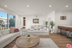 13694 Erwin St in Los Angeles, CA - Building Photo