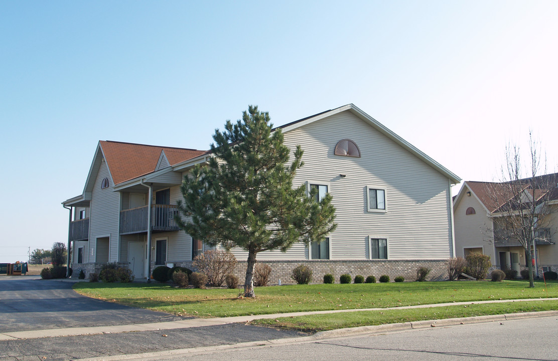 Water's End Apartments in Mukwonago, WI - Foto de edificio