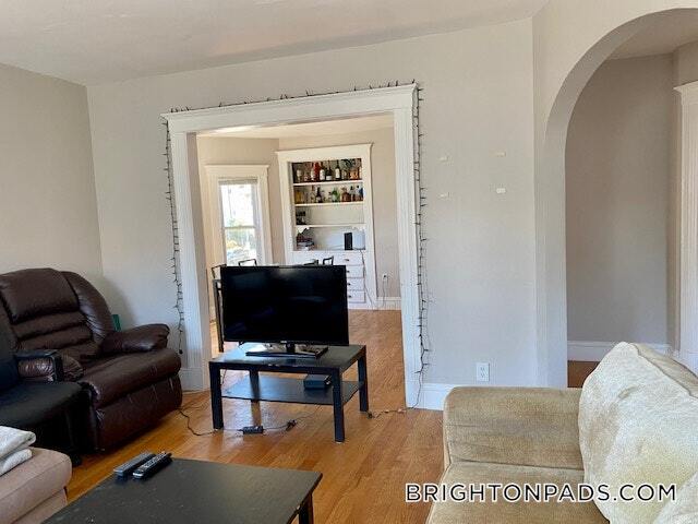 129 Brooks St in Boston, MA - Building Photo