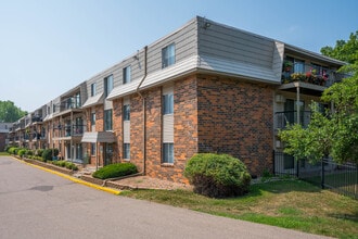 Wheelock Ridge Villa in St. Paul, MN - Foto de edificio - Building Photo