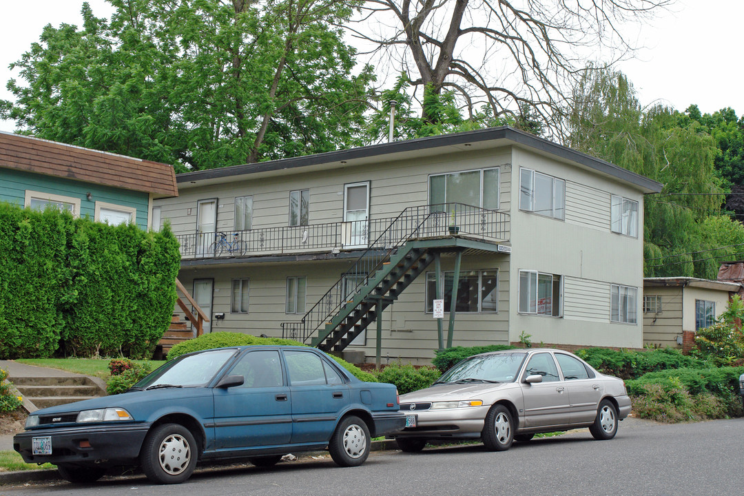 2554 NE Hoyt St in Portland, OR - Building Photo