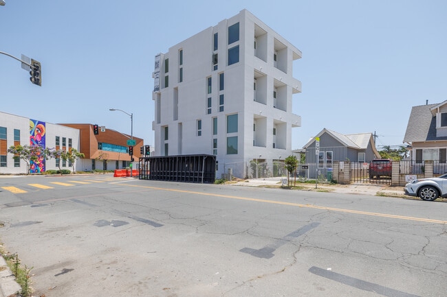 Mando Apartments in San Diego, CA - Building Photo - Building Photo