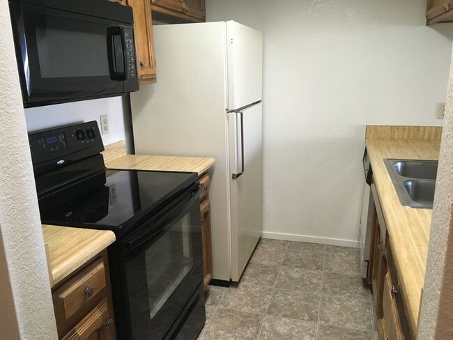 843 Mission Sierra Ct in Redding, CA - Building Photo - Building Photo