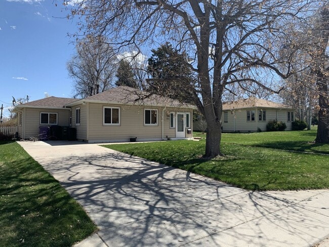 3084 S Bellaire St in Denver, CO - Building Photo - Building Photo