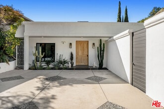 9275 Flicker Pl in Los Angeles, CA - Building Photo - Building Photo