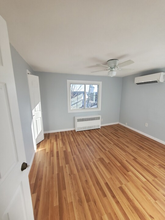 257 Red Maple Dr S, Unit 2nd floor in Levittown, NY - Building Photo