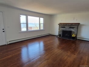 27 Oakwood Dr in Nyack, NY - Building Photo - Building Photo