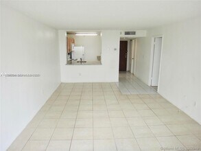 498 NW 165th St in Miami, FL - Building Photo - Building Photo
