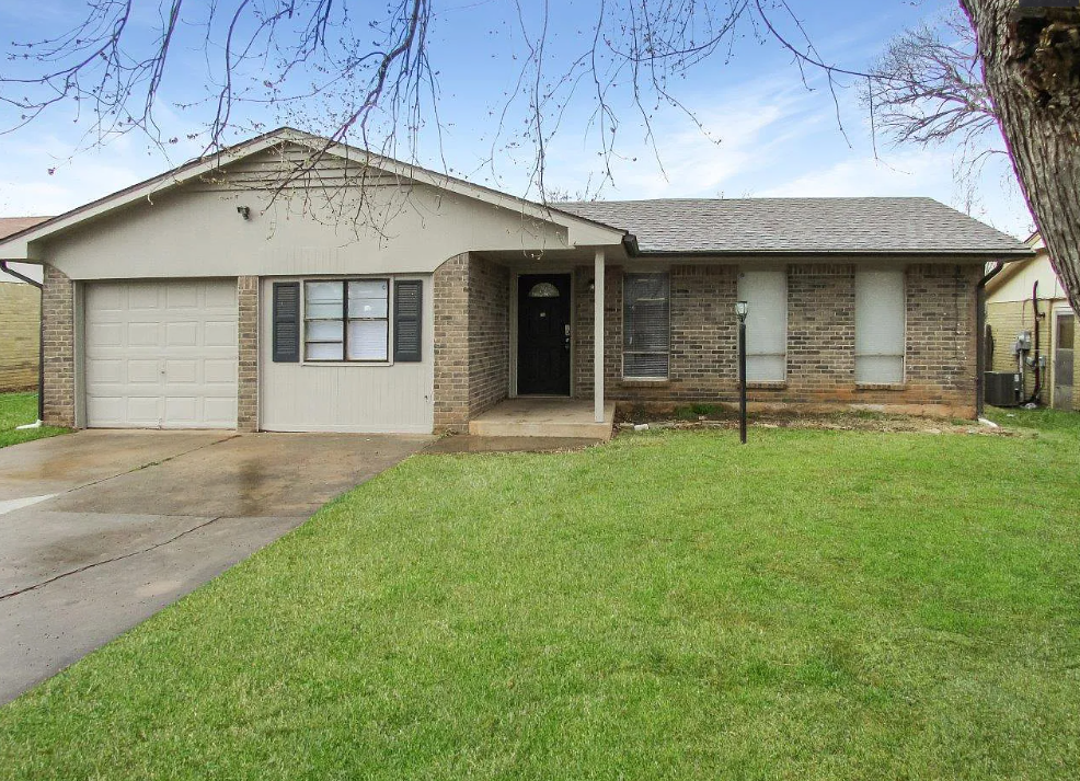 429 E Hillcrest Ln in Mustang, OK - Building Photo