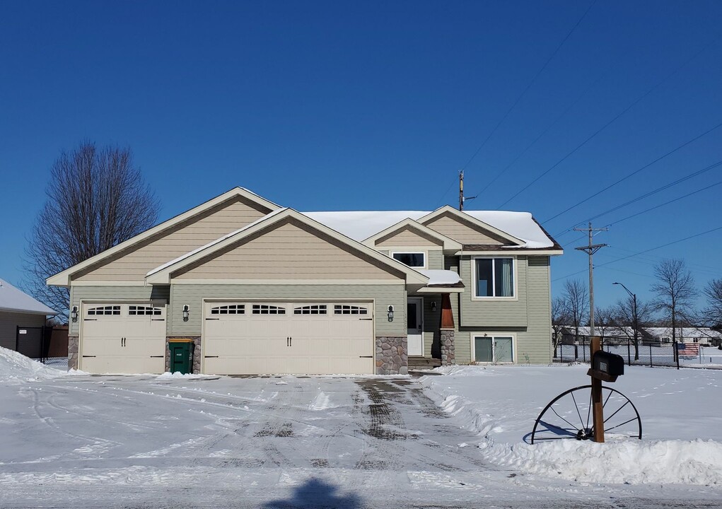 1283 Blue Jay Pl in New Richmond, WI - Building Photo