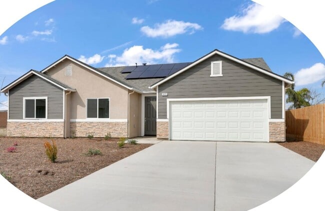 2437 Wagonwheel Ave in Tulare, CA - Building Photo - Building Photo