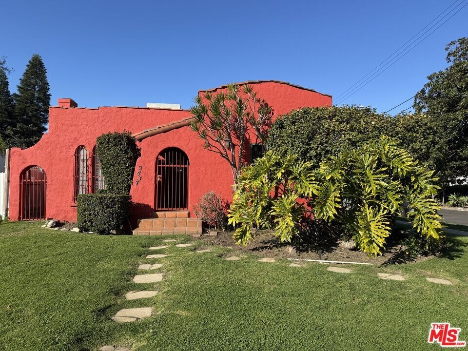 2437 Granville Ave in Los Angeles, CA - Building Photo