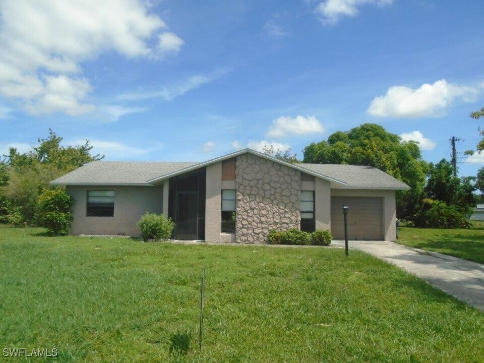 1539 Medford Pl in Lehigh Acres, FL - Building Photo