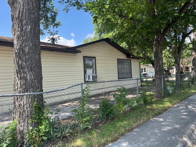 602 S San Ignacio Ave in San Antonio, TX - Building Photo - Building Photo