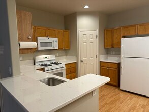 2345 NW Oak Knoll Pl in Beaverton, OR - Building Photo - Building Photo