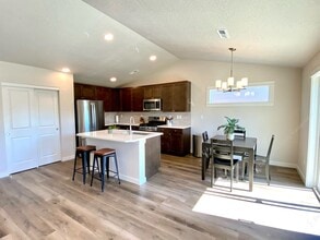 1074 NW Upas Pl in Redmond, OR - Building Photo - Building Photo