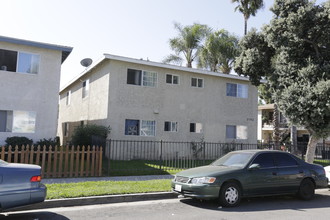 Barton Apartments in Huntington Beach, CA - Building Photo - Building Photo