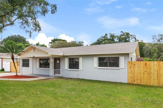 8911 Navajo Ave in Tampa, FL - Foto de edificio - Building Photo