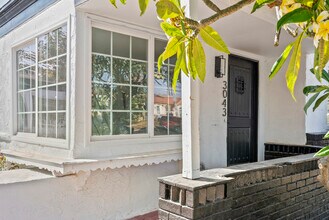 3043 S Bronson Ave, Unit 1 in Los Angeles, CA - Building Photo - Building Photo