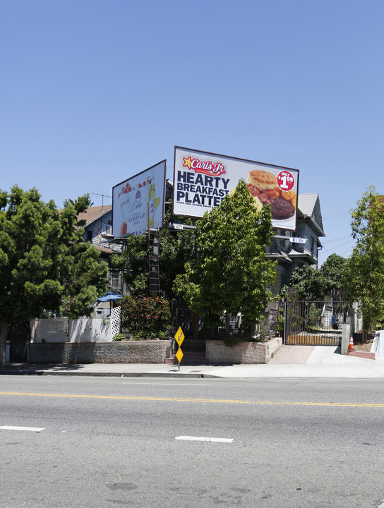 2743 W 8th St in Los Angeles, CA - Building Photo