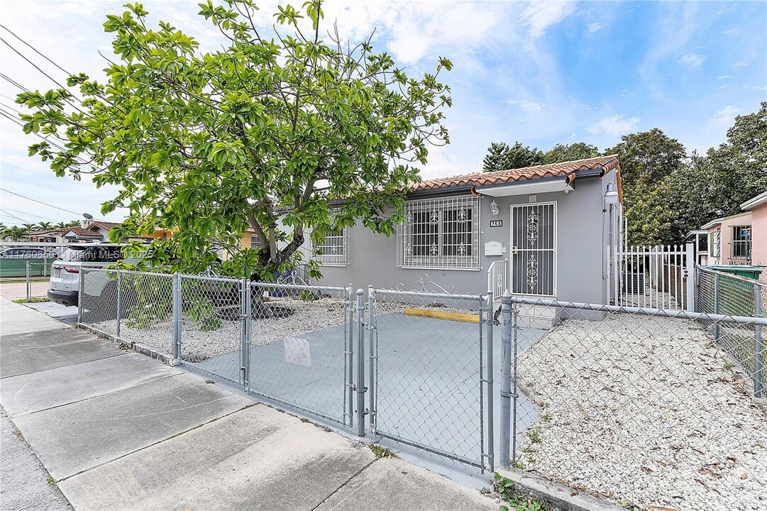 760 NW 32nd Ct in Miami, FL - Building Photo