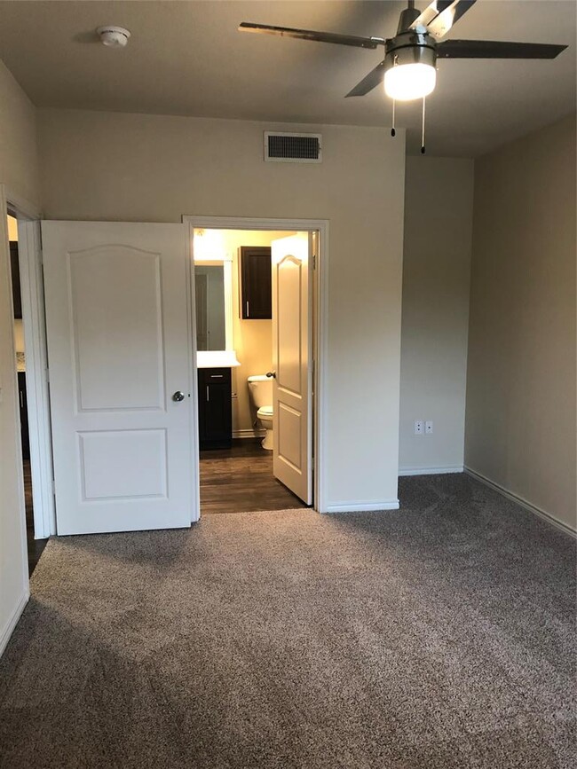 501 E Stassney Ln in Austin, TX - Building Photo - Building Photo