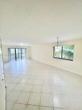 195 Lakeview Dr in Weston, FL - Building Photo - Building Photo