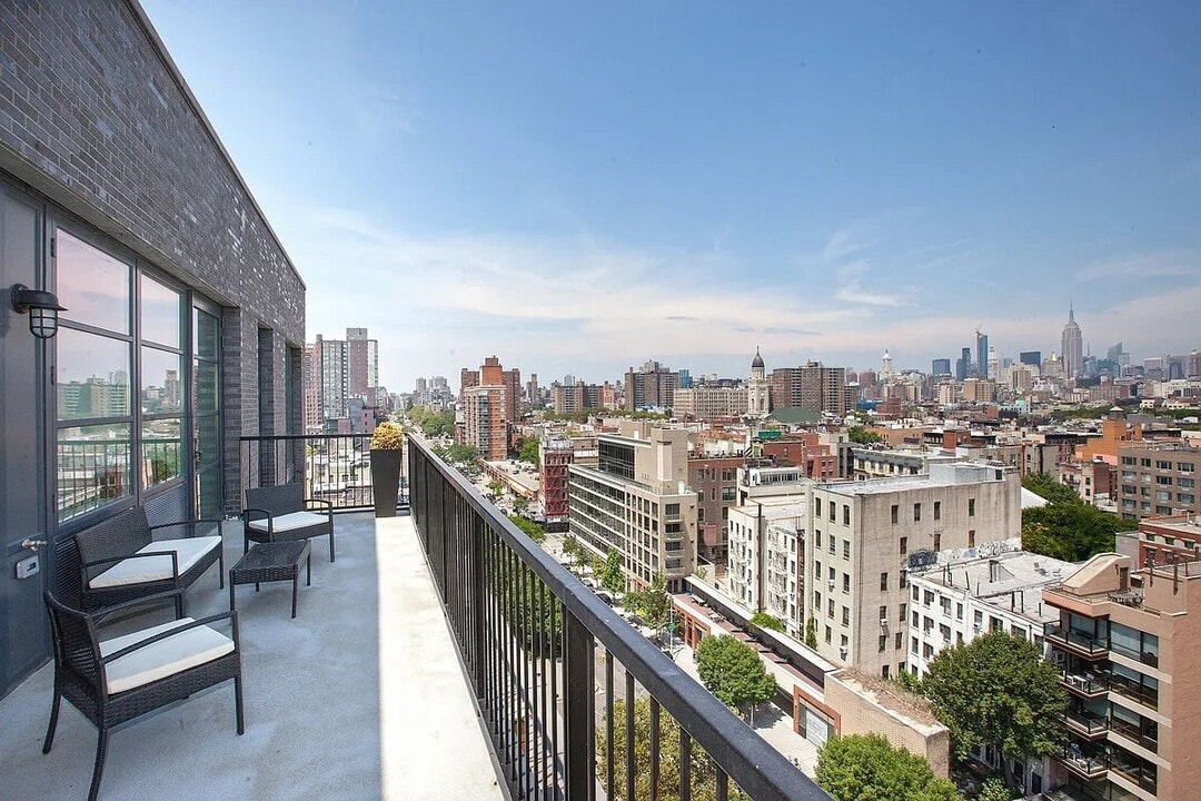 331 E Houston St in New York, NY - Building Photo