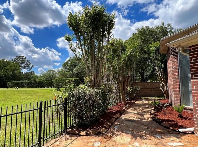 property at 16 Kelliwood Ct Cir