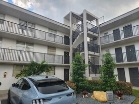 14185 SW 87th St in Miami, FL - Building Photo