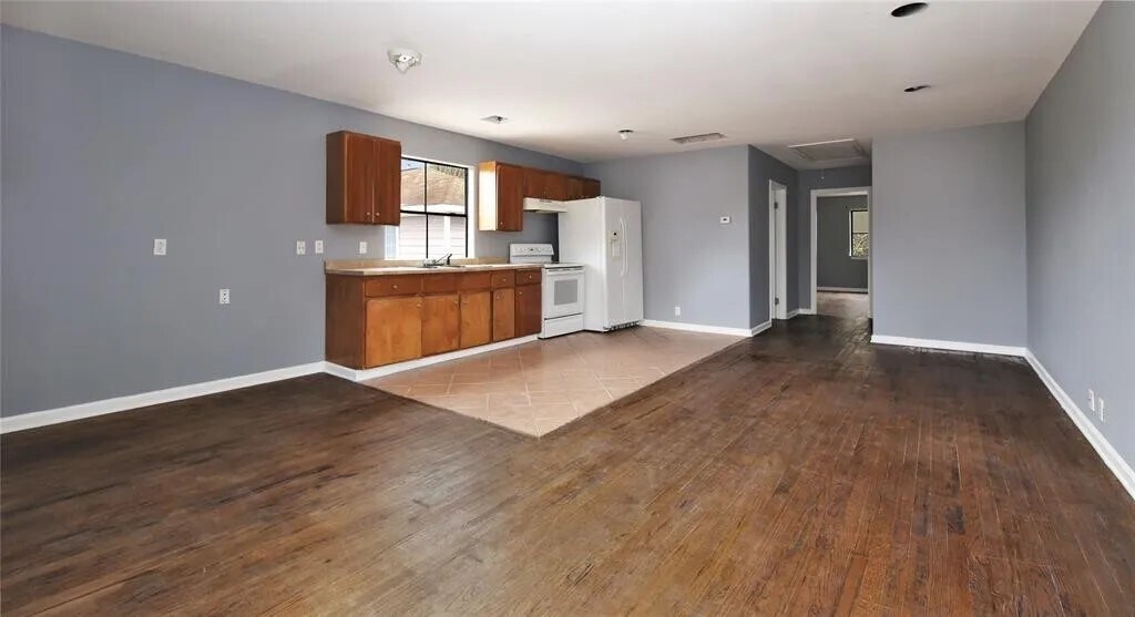 11131 Holly Hill Ln in Houston, TX - Building Photo