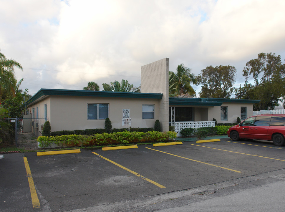 Charm Apartments in Hollywood, FL - Building Photo