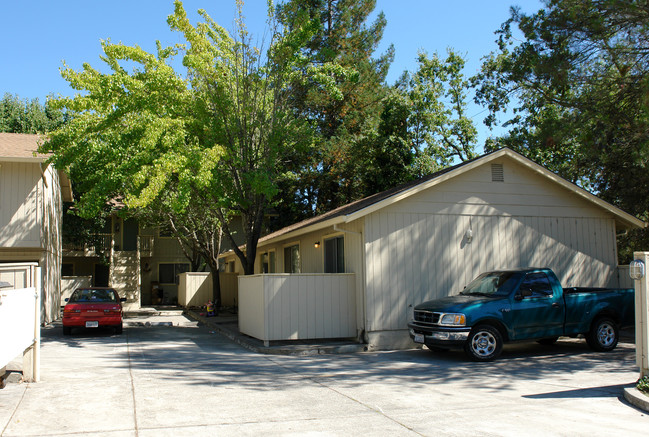 8686 Franklin St in Windsor, CA - Foto de edificio - Building Photo