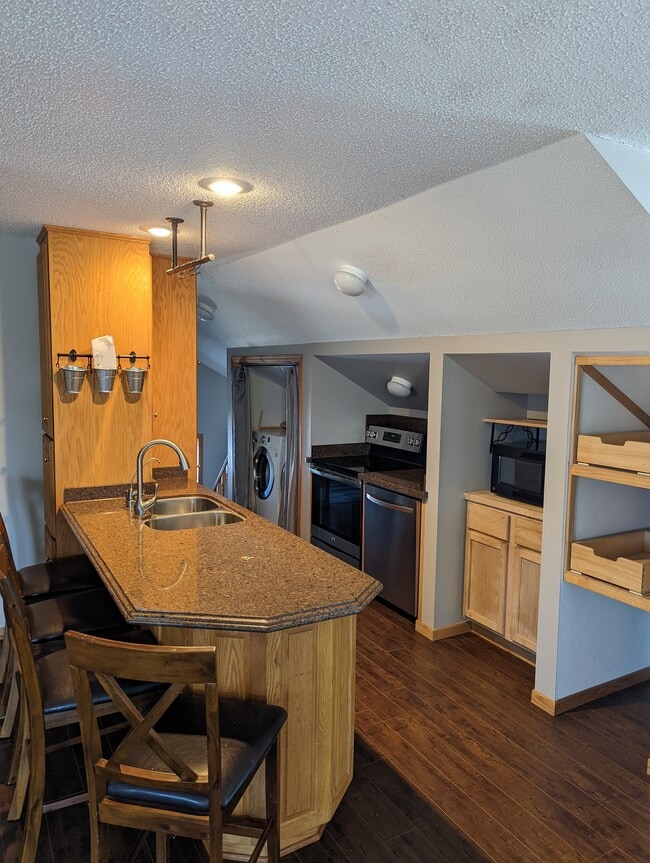 196 W Main St, Unit A