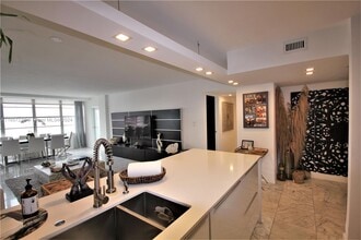 5151 Collins Ave, Unit 933 in Miami, FL - Building Photo - Building Photo