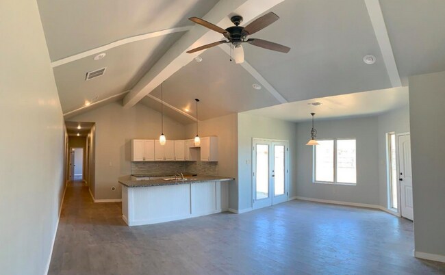 617 N Elkhart Ave in Lubbock, TX - Foto de edificio - Building Photo