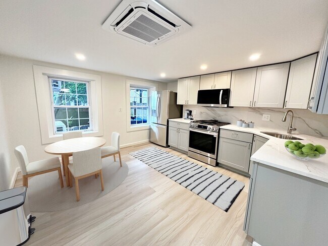 418 Sumner St, Unit #1 in Boston, MA - Building Photo - Building Photo
