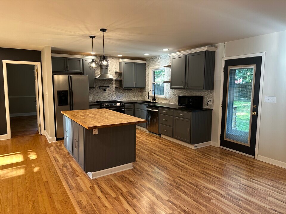 3805 Colewood Dr in Raleigh, NC - Foto de edificio