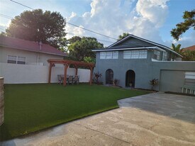 2417 W Gray St in Tampa, FL - Building Photo