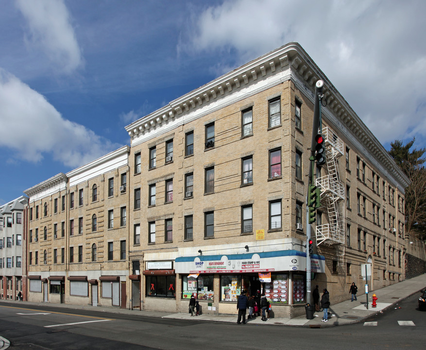 Milio Plaza in Yonkers, NY - Foto de edificio