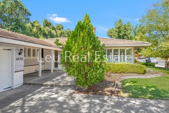 6640 S Land Park Dr in Sacramento, CA - Building Photo - Building Photo