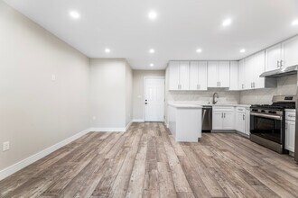 2061 N Vermont Ave, Unit 2057 half in Los Angeles, CA - Foto de edificio - Building Photo