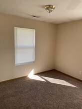 107 S Walker St, Unit 109 in Pleasant Hill, MO - Foto de edificio - Building Photo