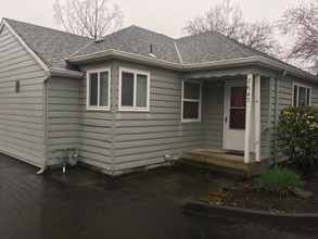 Garden Apartments in Portland, OR - Building Photo - Building Photo